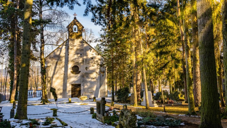 St. Ulrich's Church at the Waldfriedhof, © Wiener Alpen, Flotoanker - Luckerbauer Winter chapel in the forest with graves and snow.