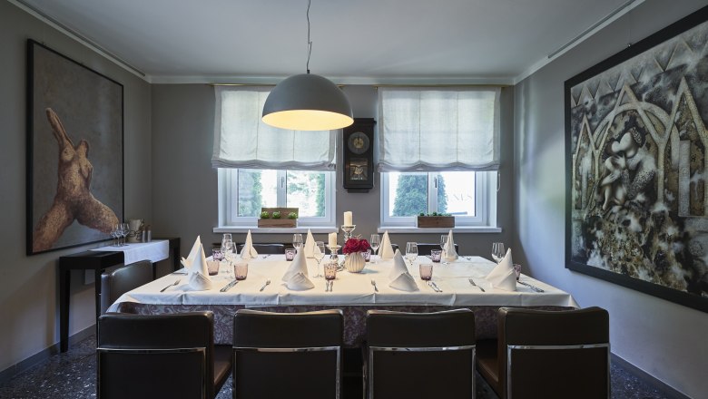 Gourmet cuisine in timeless elegance, © Niederösterreich Werbung/Andreas Hofer Elegant dining room with table setting, works of art on the walls and large windows.