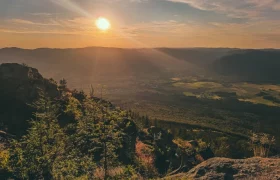 Peilstein, © Niederösterreich Werbung/Michael Petru Sunset over a mountain landscape with valley and forests.