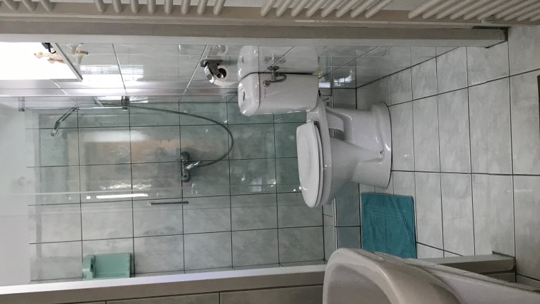 TDR House Maier-Bad, © Alicia Maier Modern bathroom with shower, toilet and washbasin.