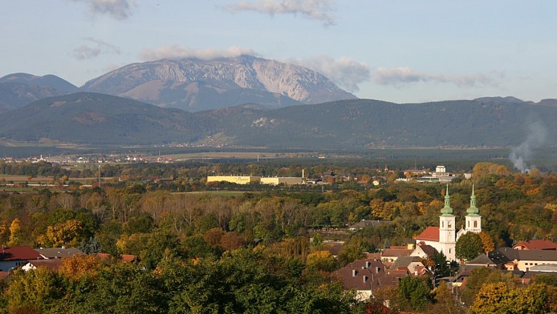 Schwarzau am Steinfeld, © Steindy, CC BY-SA 3.0 Panorama of Schwarzau am Steinfeld with church and mountains in the background.