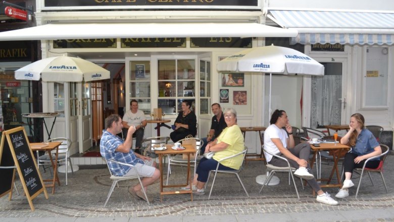 Café Centro, © Isabelle Kohl People sit in front of a café called Café Centro.