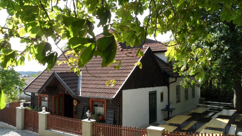 Wine tavern zum weissen Kreuz, © Heuriger zum weissen Kreuz Wine tavern zum weissen Kreuz, © Heuriger zum weissen Kreuz