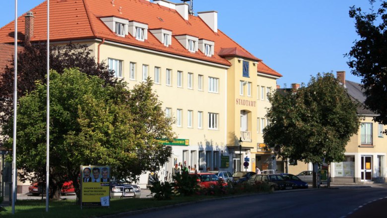 Ebenfurth, © Stadtgemeinde Ebenfurth Ebenfurth town hall with surrounding buildings and trees.