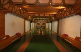 Bowling alley at the Raxalpenhof, © Raxalpenhof Interior view of a traditional bowling alley with wooden elements and two lanes.