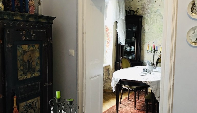 Common room, © Fam. Probst A cozy room with antique furniture, tablecloth and candlesticks.