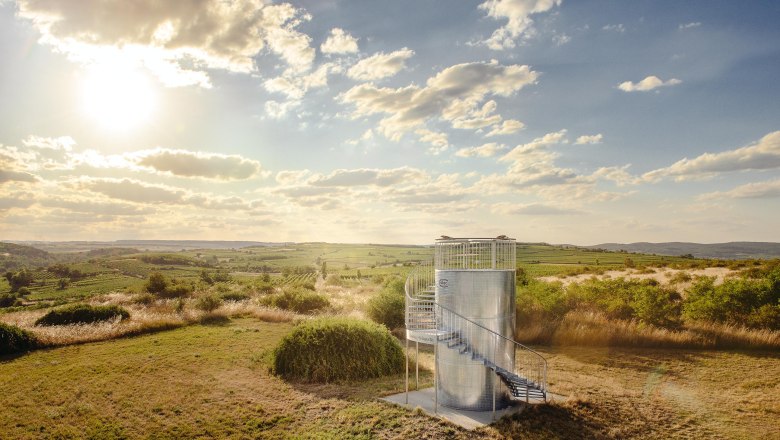 Weinviertelwarte, © Martin Sommer Observation tower in a rural landscape at sunset.