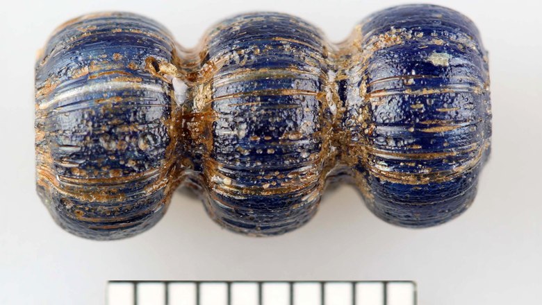 Segmented blue glass bead from grave 40, © Landessammlungen Niederösterreich, UF-18933.1.2