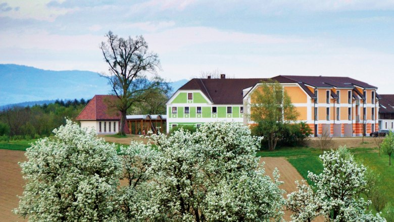 To the pear tree blossom, © Mostlandhof To the pear tree blossom, © Mostlandhof