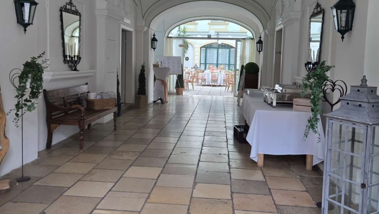 Event castle Margarethen am Moos, © Veranstaltungsschloss Margarethen am Moos Passageway in the castle with a view of the inner courtyard