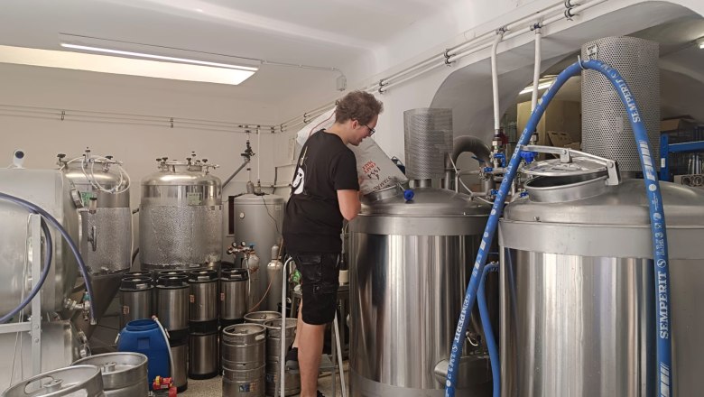 TDR brewing kettle with Baumeister, © Drunken Unicorn Beer Factory Person working on a brewing kettle in a brewery.