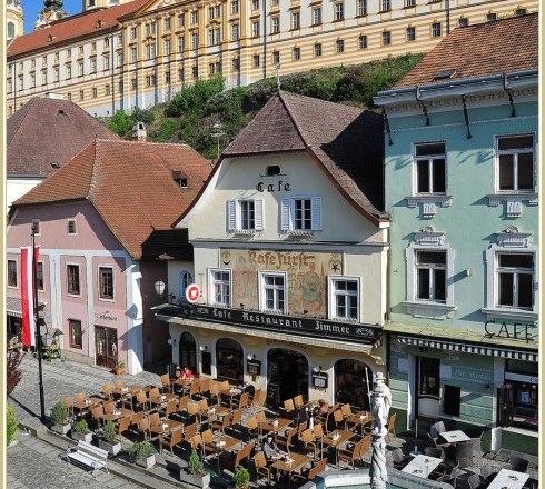 Restaurant "Zum Fürsten", © Restaurant "Zum Fürsten" Historic buildings with café and fountain in the foreground.