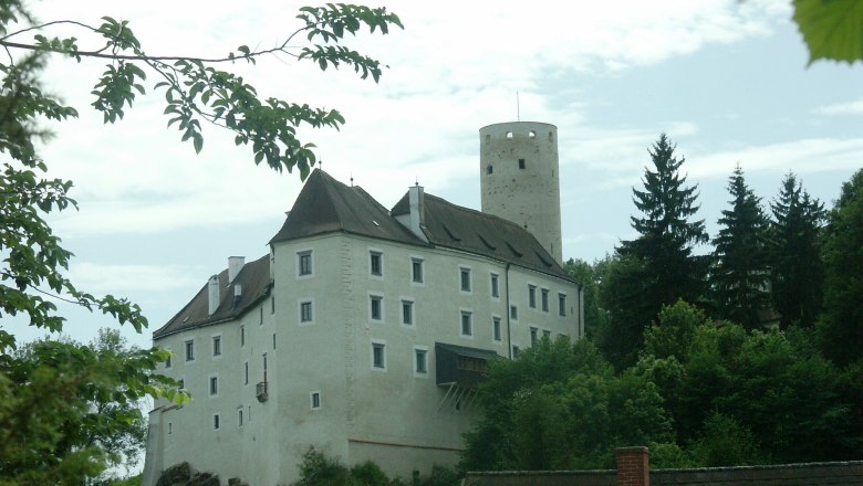 Market town of Karlstein, © Marktgemeinde Karlstein Karlstein Castle surrounded by trees and a blue sky.