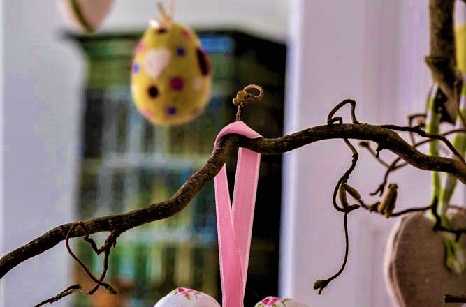 Loving decoration, © Gluschitz-Goebel Decorative branch with hanging fabric hearts and colorful eggs.