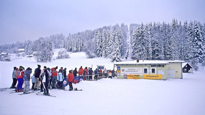 Aichbelberg lifts Karlstift, © Waldviertel Tourismus, Reinhard Mandl Skiers stand in a queue in front of a ski lift in a snowy winter landscape.