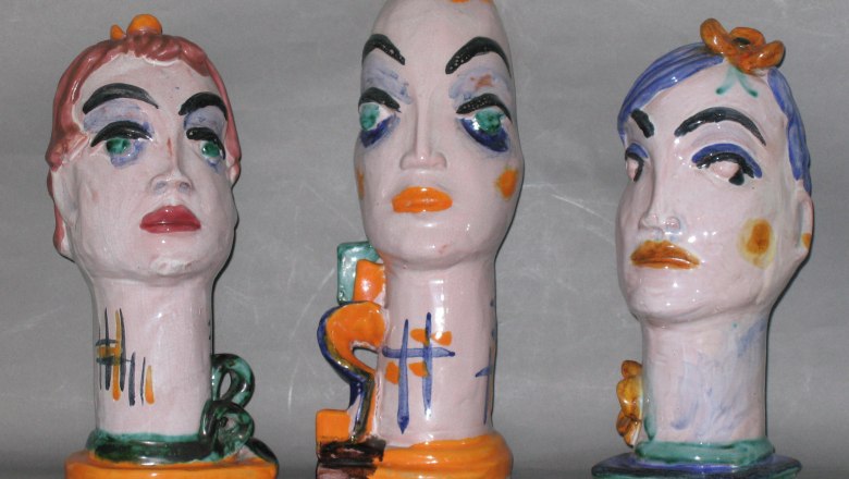 Scheibbs Ceramics Museum, © Keramikmuseum Scheibbs Three colorful ceramic busts with abstract faces on a grey background.