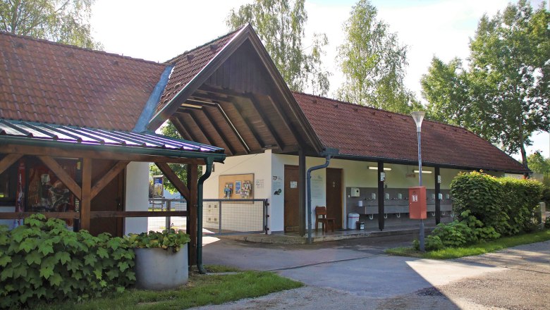 Campsite at the Sole Felsen Welt, © Sole Felsen Welt Exterior view of a building with red tiled roofs and outdoor washbasins.