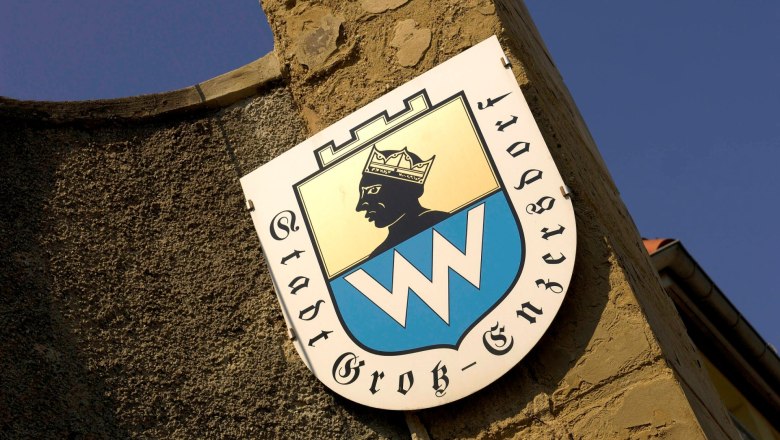 Coat of arms of the municipality of Groß-Enzersdorf, © Stadtgemeinde Groß-Enzersdorf Coat of arms of the municipality of Groß-Enzersdorf on a stone wall.