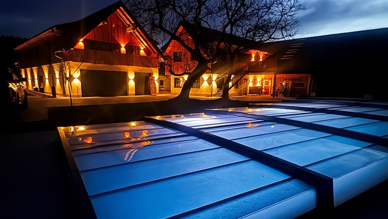 View at night, © Göllitzhof Night view of an illuminated building with tree and roofed area in the foreground.