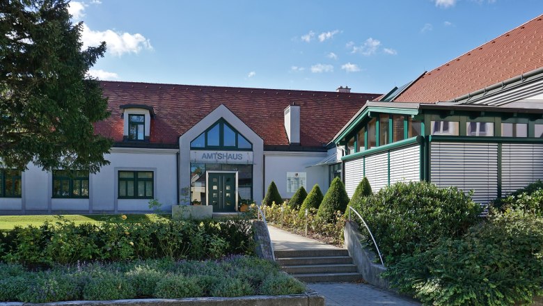 Municipality of Michelhausen, © Marktgemeinde Michelhausen Official building with red roof and garden in Michelhausen.