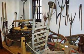 Museum of local history Fels am Wagram, © Gemeinde Fels am Wagram Exhibition of agricultural equipment in a museum.