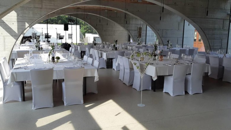 Wedding table in the modern part of the glass salon, © Starlinger Wedding table in the modern part of the glass salon, © Starlinger