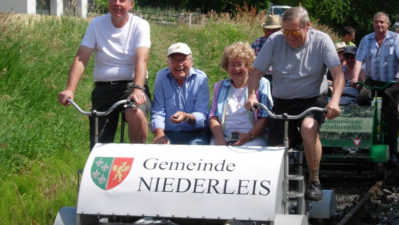 Draisine, © Gemeinde Niederleis Group of people on a trolley in Niederleis.