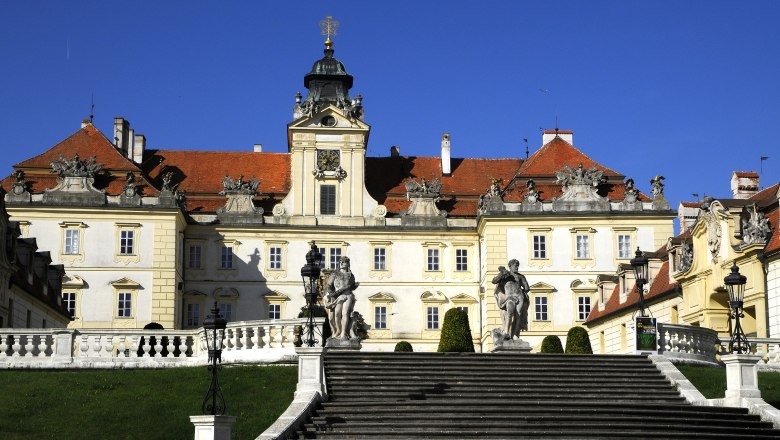 Valtice Castle, © Weinviertel Tourismus / Mandl Valtice Castle with staircase and statues in the foreground.