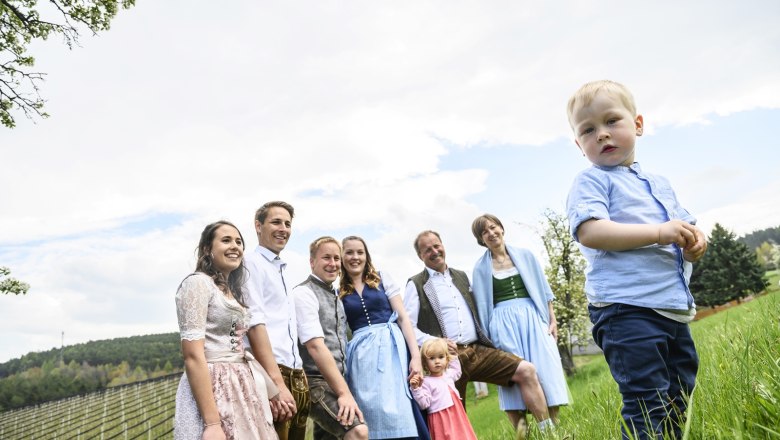 Family Simon, © Thomas Gobauer-Photography A family in traditional dress stands in a meadow, a small boy in the foreground.