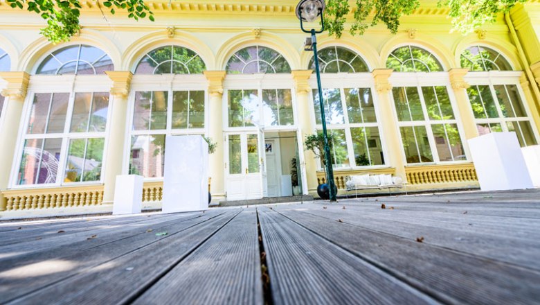 Kursalon Mödling, © lux&lauris Exterior view of the Kursalon Mödling with large windows and wooden floor.