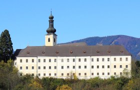 Gloggnitz Castle, © BWAG Gloggnitz Castle in front of wooded hills and a blue sky.