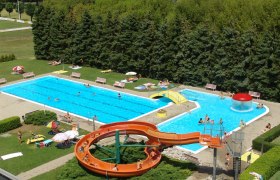 Prellenkirchen adventure pool, © Marktgemeinde Prellenkirchen Aerial view of an outdoor pool with slide, two pools and sunbathing area.