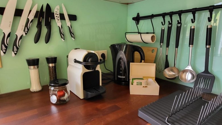 Coffee & tea for breakfast, © Villa to go Kitchen worktop with coffee machine, kettle, spice grinders and kitchen utensils.