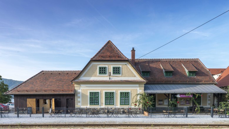 Adventure vacation for railroad enthusiasts at Dürnstein station, © Bernhard Kaar Dürnstein station with historic building and tracks in the foreground.