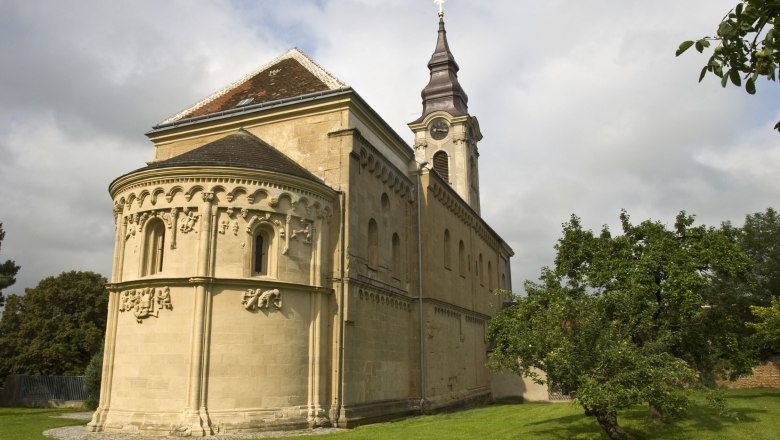 Digging, © Gemeinde Grabern Romanesque church in Grabern with tower and green meadow.