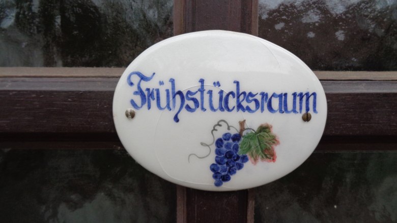 Guesthouse Schlossblick, breakfast room, © Marschik Sign with the inscription "Breakfast room".