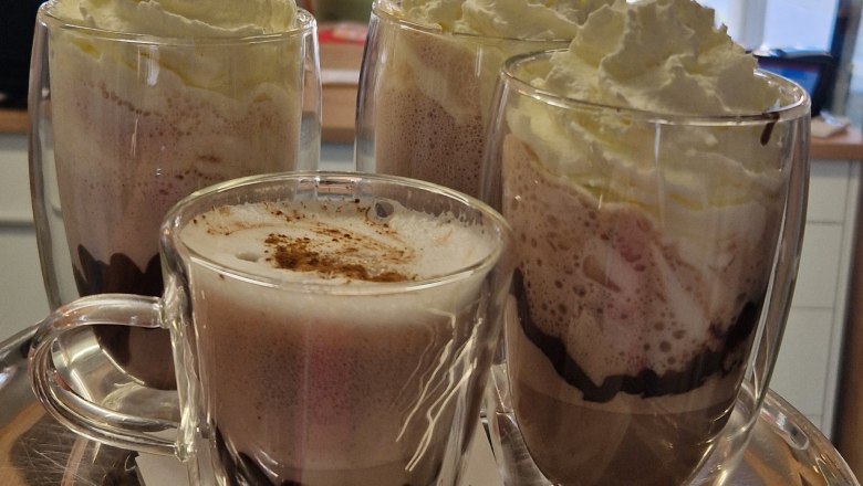 WunderBar Wolfsthal - Hot chocolate in a glass with whipped cream, © WunderBar WunderBar Wolfsthal - Hot chocolate almonds