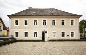 Kirchschlag town museum, © Wiener Alpen, Foto: Bene Croy Facade of the Kirchschlag town museum with several windows and an entrance.
