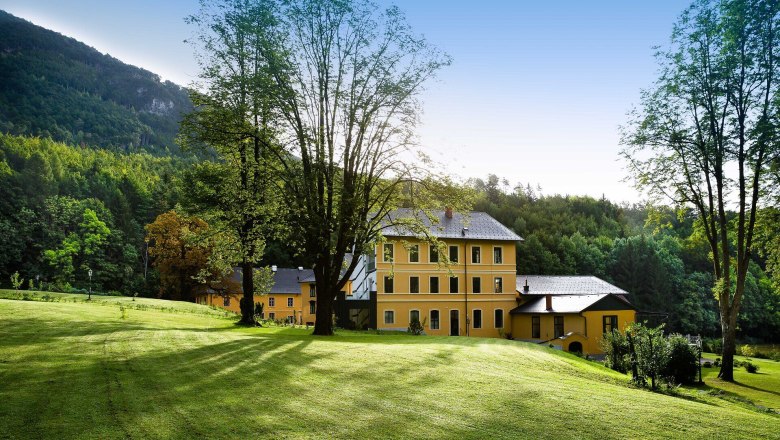 Thalhof, There and Away, most extraordinary accommodations, Vienna Alps, © Thalhof/Katrin Nusterer Surrounded by rolling hills and majestic trees, the Thalhof garden exudes a peaceful atmosphere. The gentle rays of light that fall through the canopy of leaves invite you to unwind and enjoy the beauty of nature.