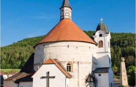 Parish church Scheiblingkirchen, © Walter Strobl, www.audivision.at Scheiblingkirchen parish church with round tower and red roof against a blue sky.