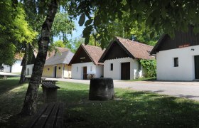 Wine cellar lane Leithen Platt, © Gemeinde Zellerndorf A picturesque wine cellar lane with traditional wine cellars and green surroundings in Zellerndorf.