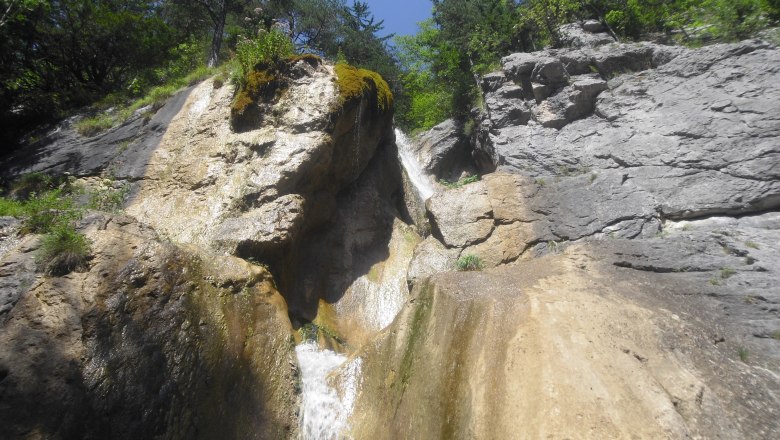 Sebastian waterfall Puchberg, © Victoria Weinberger Waterfall in a rocky landscape with trees and blue sky.