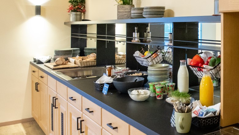 Breakfast buffet, © Nadine Beles Breakfast buffet with bread, yogurt, juice and vegetables.