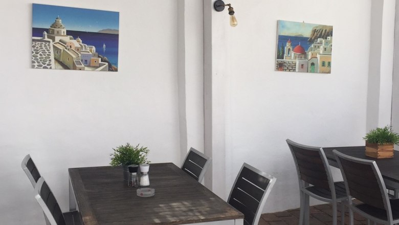 Taverna Mythos, Greek restaurant, Tulln, © Donau Niederösterreich Tourismus Table in front of white wall in outdoor area