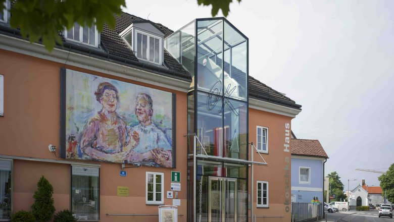 Outdoor gallery Oskar Kokoschka House, © Robert Herbst Exterior view of the Oskar Kokoschka House with large painting on the façade.