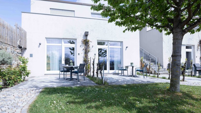 Room with private terrace, © Werner Wachsmann Verlag View of terrace and room from outside