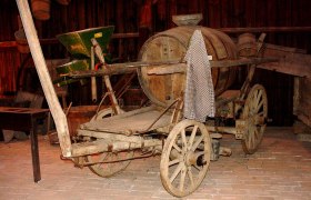 Fassbindermuseum Straß, © Fassbindermuseum Straß Old wooden carriage with barrel in a museum.