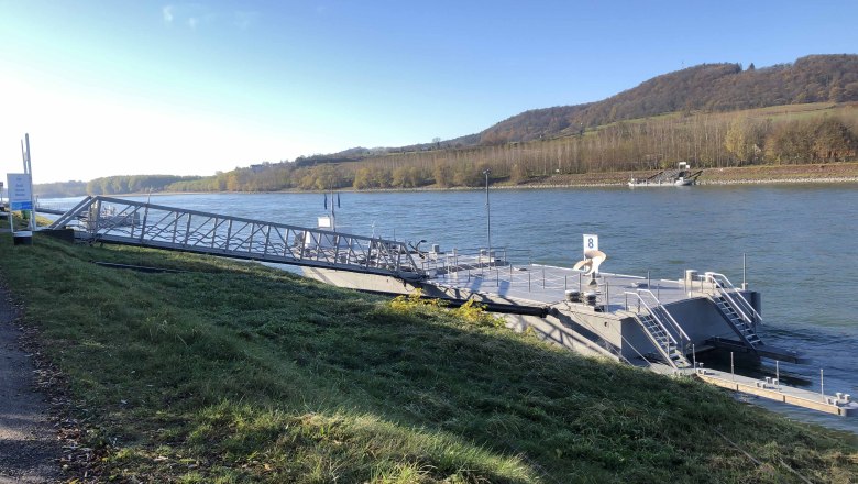Danube landing stage no. 8, © Donau NÖ Tourismus GmbH Mooring on a river with hills in the background.