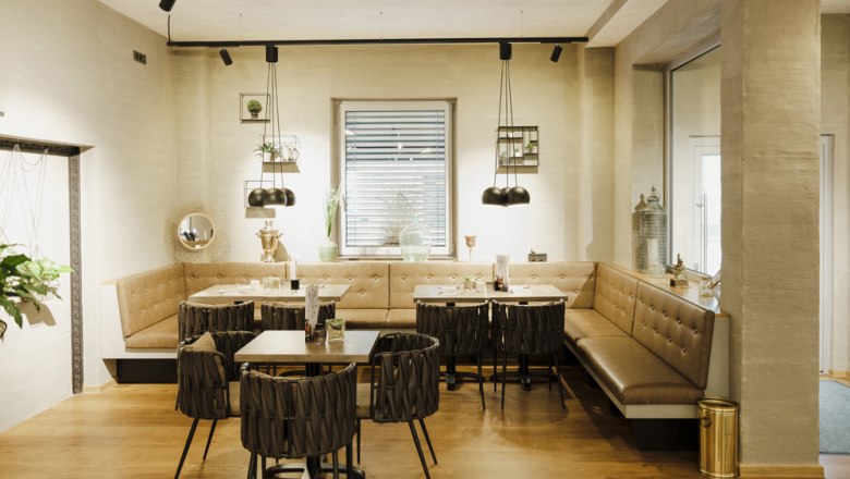 Modern living room flair, © Niederösterreich Werbung/Michael Reidinger Modern restaurant with stylish furnishings and cozy bench seating.