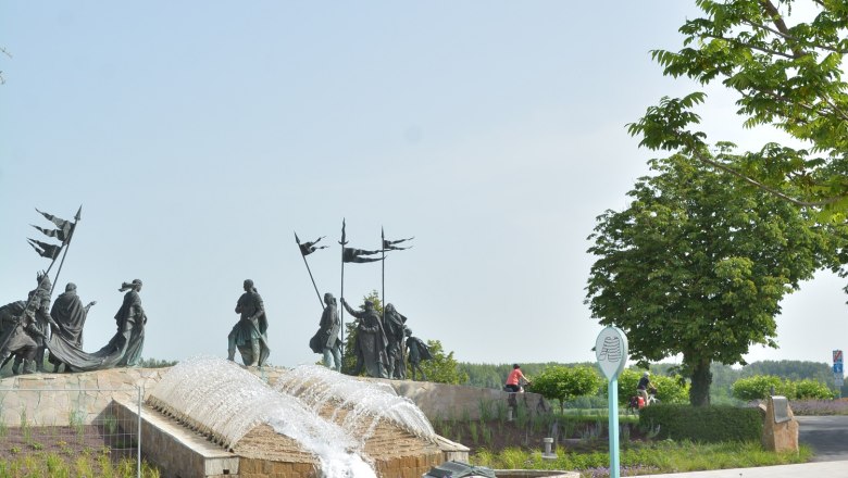Tulln's Nibelungenplatz, © Stadtgemeinde Tulln Flowerbed with Nibelungen fountain in the background